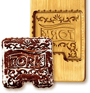 формовой печатный пряник с узорами и логотипом фирмы Торк, и его доска